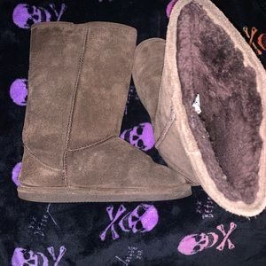 Size 9 bear paw boots - hardly worn and ready for fall/winter 2022!